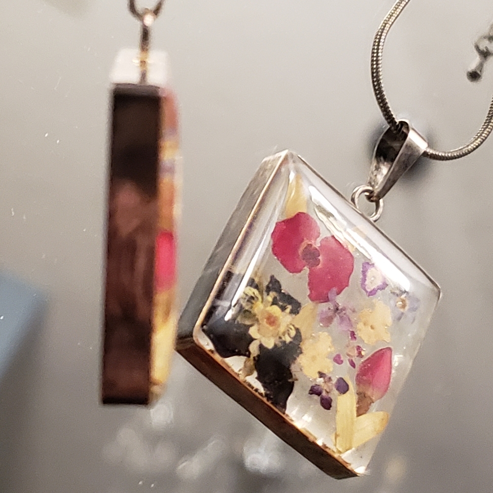 Dried flower pendant and necklace